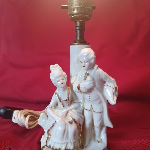 Working Vintage Courting Couple Boudoir Lamp. White / Gold Trim. Made in Japan. - Picture 2 of 11
